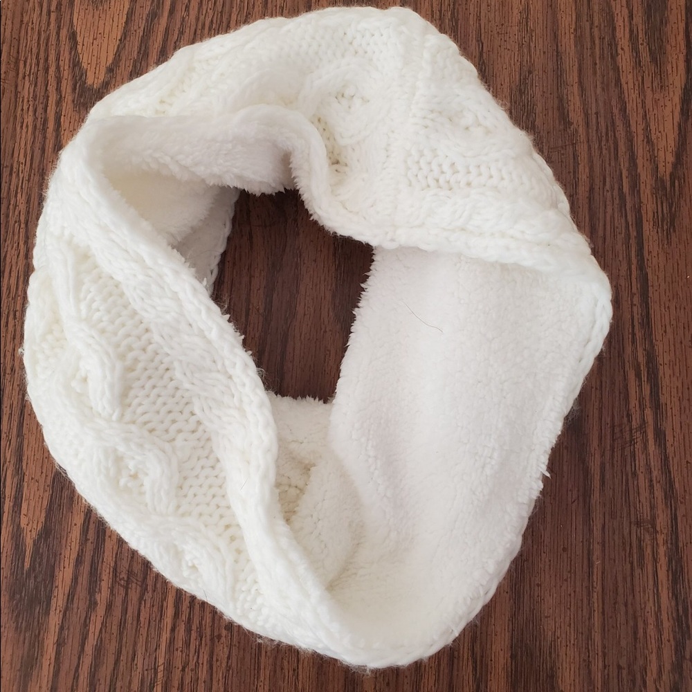 I’m selling a brand new white single loop scarf!!